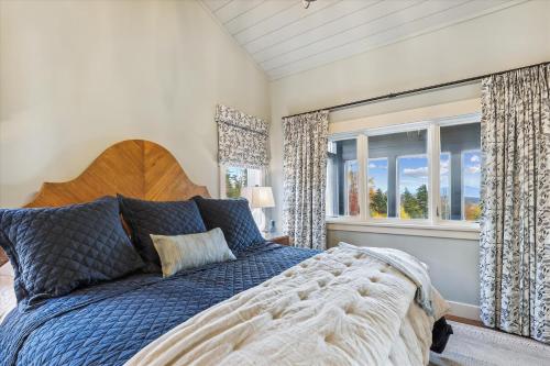 una camera con letto e finestra di Trapp Vista Bliss a Stowe