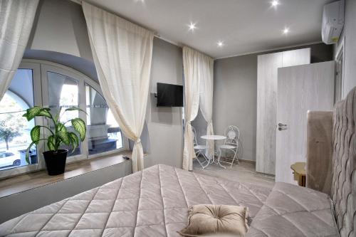 Un dormitorio con una cama grande y una ventana grande. en Niky's Home, en Turín