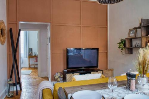 a living room with a yellow couch and a television at Flat in the Heart of Worcester in Worcester