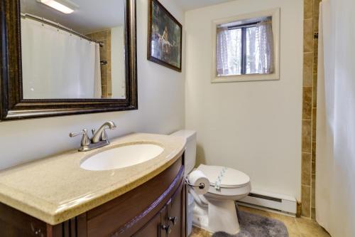 uma casa de banho com um lavatório e um WC em Arrowhead Lake Vacation Rental with Fire Pit! em Pocono Lake