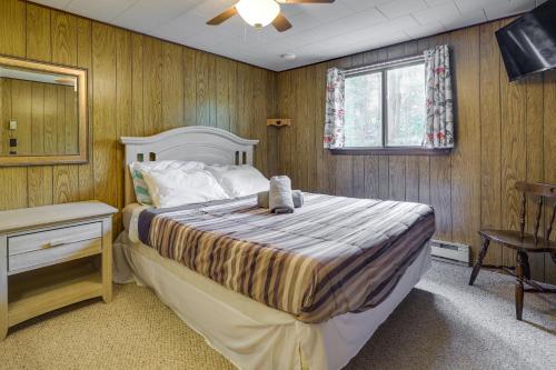 une chambre avec un lit, une table et une fenêtre dans l'établissement Fire Pit Arrowhead Lake Vacation Rental!, à Pocono Lake
