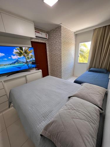 1 dormitorio con 2 camas y ventana grande en Casa, Frente Mar, Vera Cruz, Ilha de Itaparica, Tairu! en Vera Cruz de Itaparica