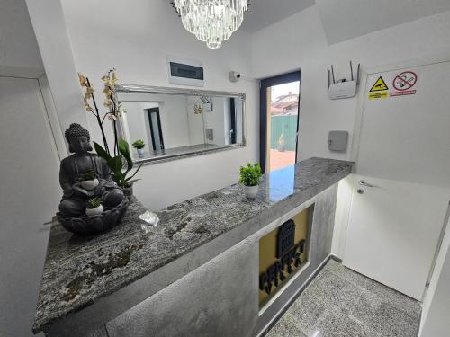 une chambre dotée d'un comptoir avec une statue. dans l'établissement PERFECT VILLA Ploiesti, à Ploieşti