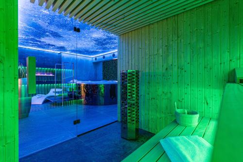 baño con paredes verdes y azules y aseo en Aparthotel Zakopiański & SPA, en Zakopane