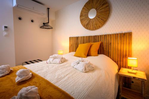 une chambre avec un grand lit avec des serviettes dessus dans l'établissement COZY F2 40m2 Appartement Climatisé Château, à Montbéliard