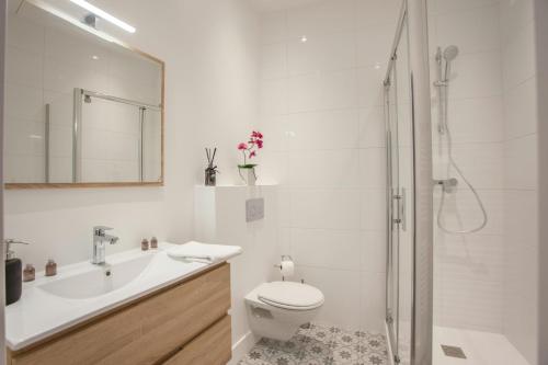 La salle de bains est pourvue de toilettes, d'un lavabo et d'une douche. dans l'établissement Sur les Traces du chevalier Bayard, à Grenoble