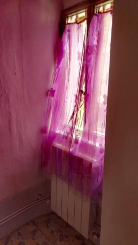 a bathroom with a window with purple paint on the wall at Casa vacanze nel Parco Nazionale della Majella in Montenerodomo