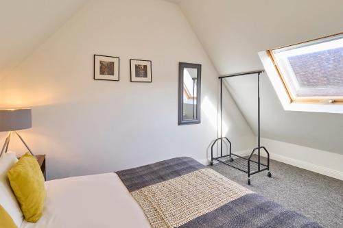 1 dormitorio con cama y ventana en Host & Stay - King's Corner en Canterbury