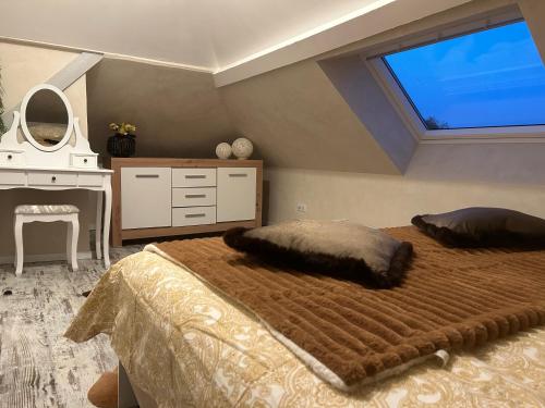 a bedroom with a large bed with a large window at SUITE WILLA CHEZ WILLI in Niederschaeffolsheim