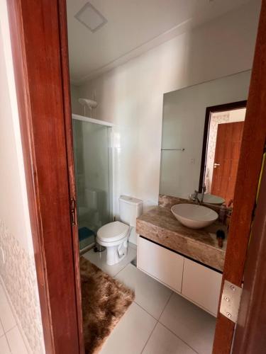 a bathroom with a sink and a toilet at Casa, Frente Mar, Vera Cruz, Ilha de Itaparica, Tairu! in Vera Cruz de Itaparica