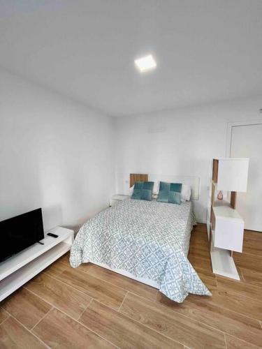 1 dormitorio con 1 cama y TV de pantalla plana en Estudio nuevo en Benicarló, en Benicarló
