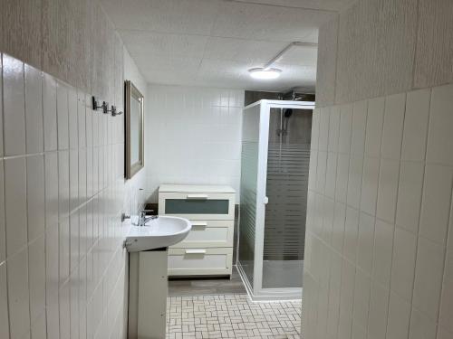 a white bathroom with a sink and a shower at Zimmer 1 in Bullendorf
