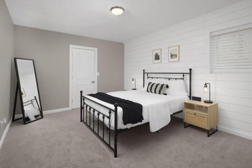 1 dormitorio con cama, tocador y espejo en Spacious home near Anschutz/DIA, en Aurora