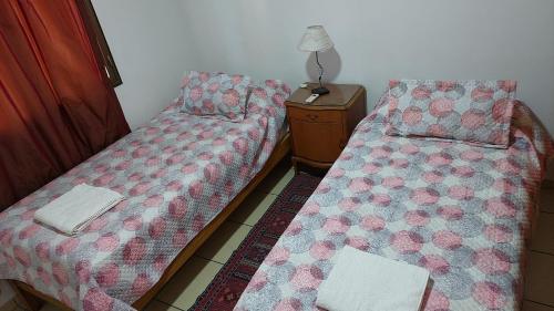 two beds sitting next to each other in a room at Departamento a 100mts de los Portones del Parque in Mendoza