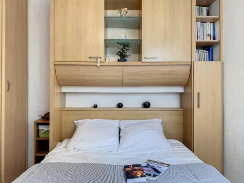 a bedroom with a bed with a wooden headboard at La Brise Marine ~ 300m mer~Piscine~Clim~Wifi~Calme in Argelès-sur-Mer