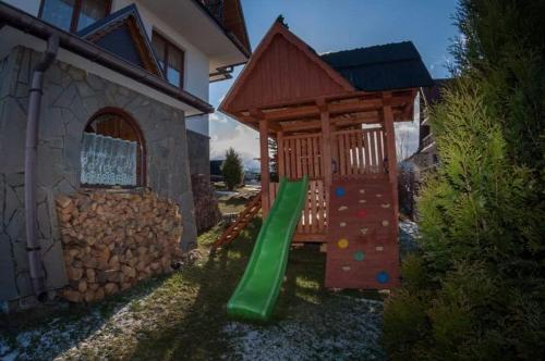 een speeltuin met een glijbaan in een huis bij DOM BUDZOWA 2B in Murzasichle