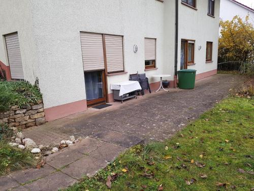 a building with a bench and a table in a yard at Frankenblick in Güntersleben