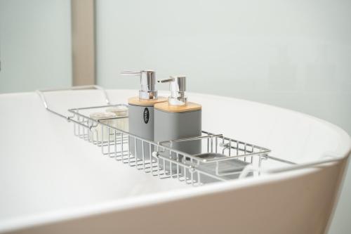 a dish drying rack on the side of a bathtub at B&b Meridia in Catania