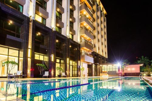 a swimming pool in front of a building at night at The Fuli Resort Chihpen in Taitung City