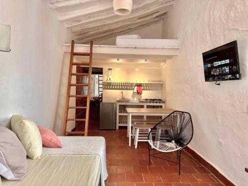 Pokój z kuchnią i jadalnią w obiekcie Terracota Loft Barichara w mieście Barichara
