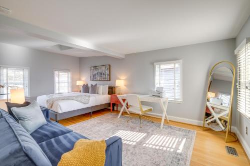una camera da letto con un letto e una scrivania in una stanza di Less Than 1 Mi to Waterfront Old Town Alexandria Home! a Alexandria