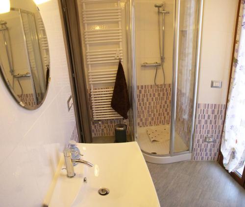 a bathroom with a sink and a shower at Apartment La Gatta Viola in Stresa