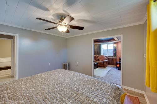 Φωτογραφία από το άλμπουμ του Palmyra House with Private Hot Tub and Fenced Yard! σε Palmyra