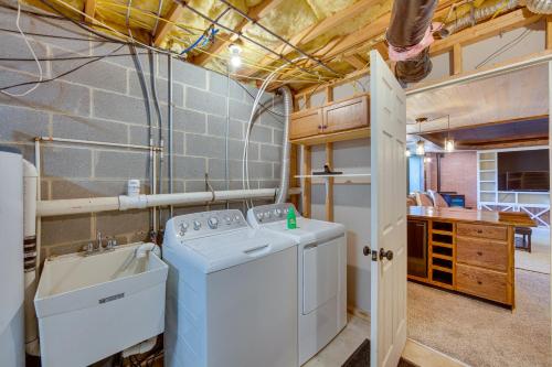Φωτογραφία από το άλμπουμ του Palmyra House with Private Hot Tub and Fenced Yard! σε Palmyra
