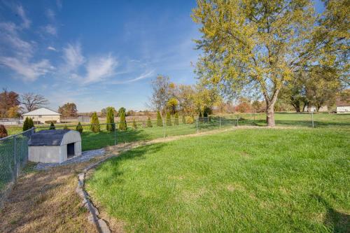 Φωτογραφία από το άλμπουμ του Palmyra House with Private Hot Tub and Fenced Yard! σε Palmyra