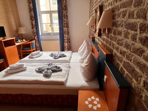 a hotel room with two beds with shoes on them at Hotel zur Brücke in Herzogenrath