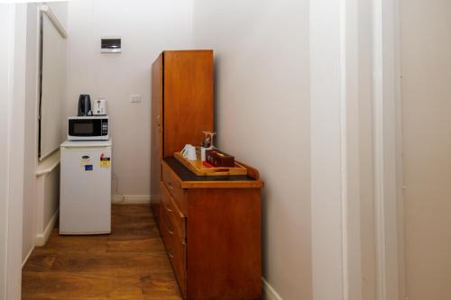 a small kitchen with a sink and a refrigerator at BIG4 Cape Jervis Accommodation & Caravan Park in Cape Jervis