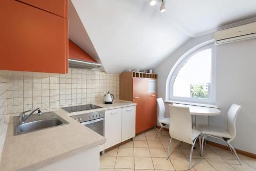 Kuchyň nebo kuchyňský kout v ubytování Apartament Grójec