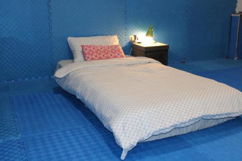 A bed or beds in a room at Parkside Getaway - Dianabad