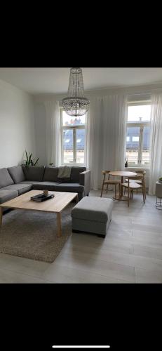 een woonkamer met een bank en een tafel bij Bogstadveien in Oslo