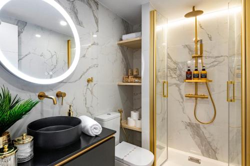 ein Bad mit einer Dusche und einem Waschbecken in der Unterkunft Smart Apartment Near Puerta Del Sol in Madrid