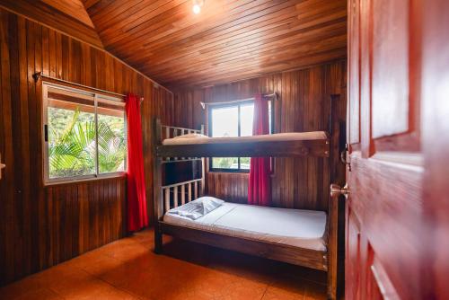 a room with two bunk beds and a window at Surf Paradise in Santa Teresa Beach