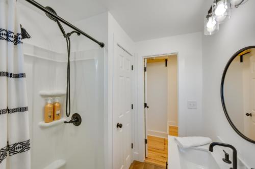 Ένα μπάνιο στο Walkable Milledgeville Cottage Near Andalusia Farm