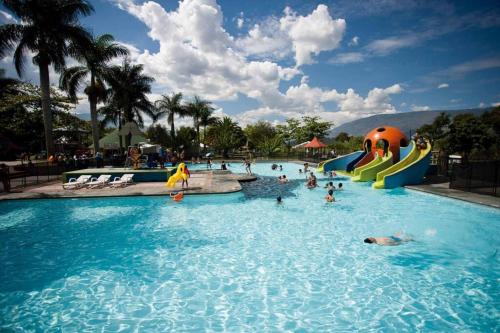 un groupe de personnes dans une piscine dans l'établissement Casa cómoda, cerca Parque Acuático en Medellin, à Medellín