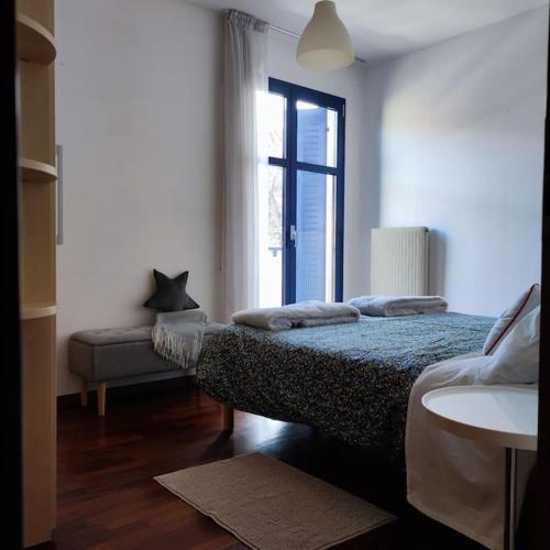 1 dormitorio con cama y ventana en lL NIDO IN CITTÀ, en Trento