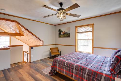 Schlafzimmer mit einem Bett und einem Deckenventilator in der Unterkunft Modern-Rustic Love Cabin in Cosby Deck and Grill in Cosby