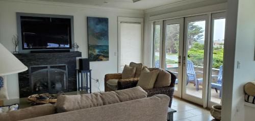 uma sala de estar com um sofá e uma lareira em 4812 Windsor Bl. em Cambria