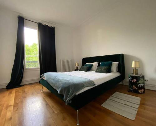 une chambre avec un grand lit avec une fenêtre dans l'établissement Le Cœur de l’Île Saint-Louis, you will love it!, à Paris
