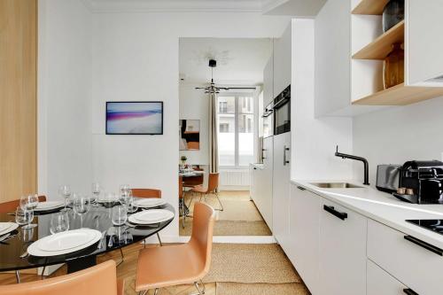 une cuisine et une salle à manger avec une table et des chaises dans l'établissement Welcoming apt - 3BR-6P - Tour Eiffel, à Paris