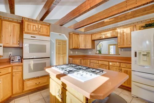 Η κουζίνα ή μικρή κουζίνα στο Peaceful Hibbing Getaway Heated Floors, Fire Pit!