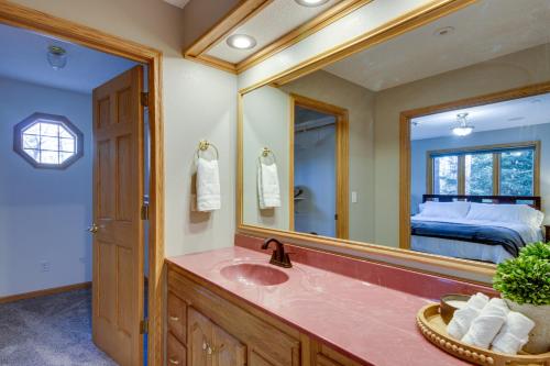 Ένα ή περισσότερα κρεβάτια σε δωμάτιο στο Peaceful Hibbing Getaway Heated Floors, Fire Pit!