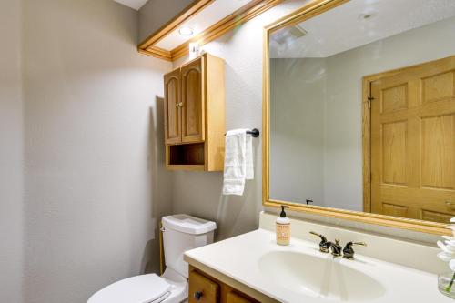 Ένα μπάνιο στο Peaceful Hibbing Getaway Heated Floors, Fire Pit!