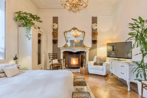 sypialnia z łóżkiem, kominkiem i telewizorem w obiekcie Villa Aida w Mediolanie