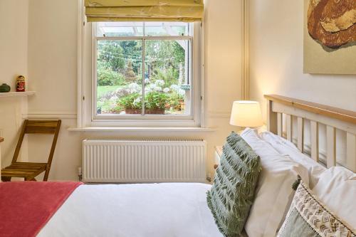 1 dormitorio con cama y ventana en Host & Stay - The Cabin en Canterbury