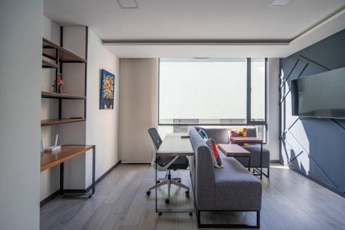 a living room with a table and chairs and a television at Sensación de Amor y Pertenencia: para Recordar in Quito