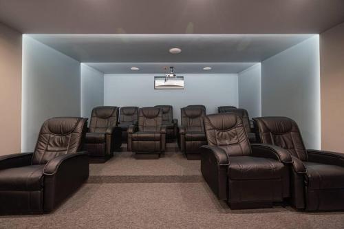 a conference room with leather chairs and a waiting area at Sensación de Amor y Pertenencia: para Recordar in Quito